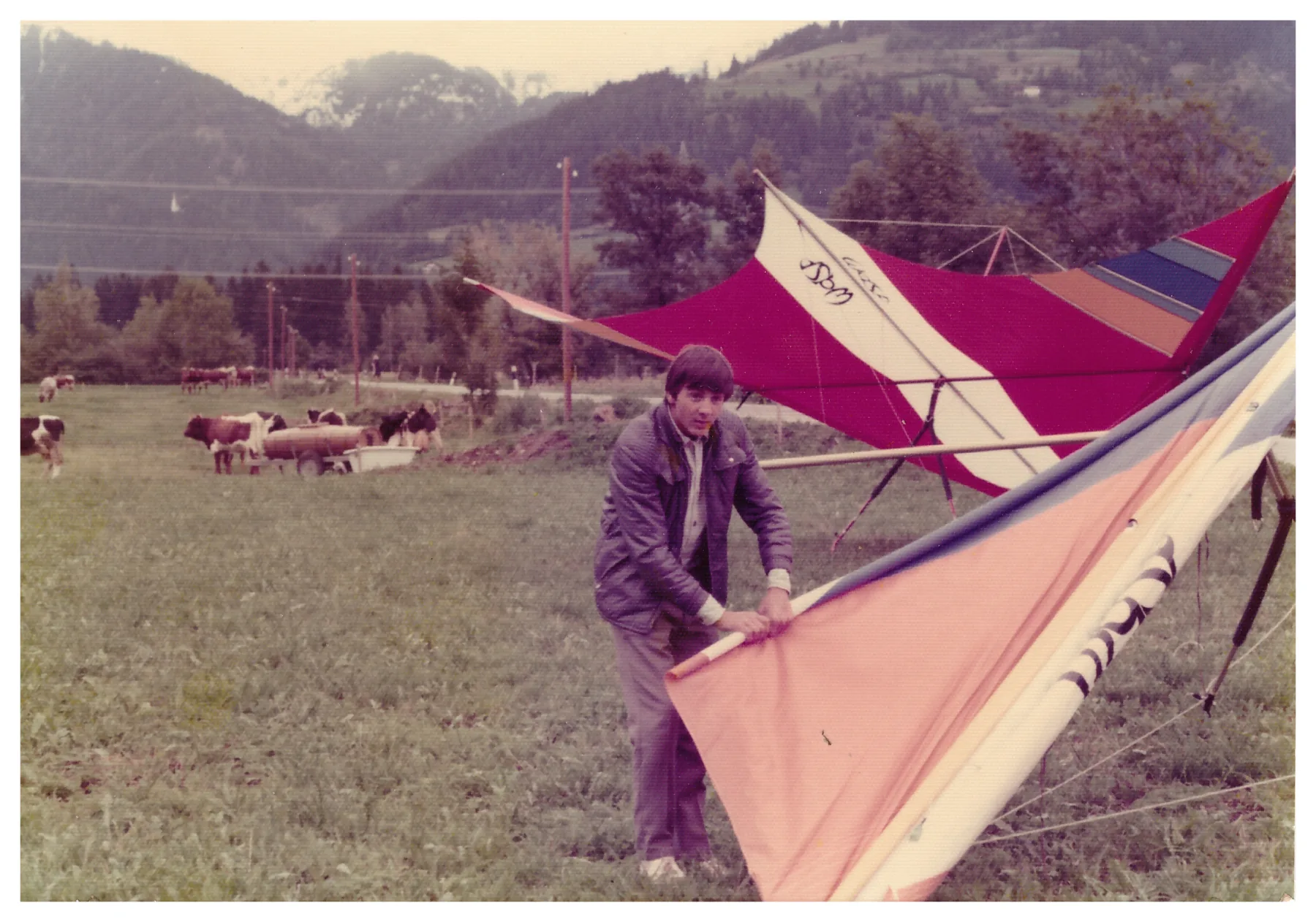 Rudolf Girstmair junior beim Zusammenrollen eines Drachens